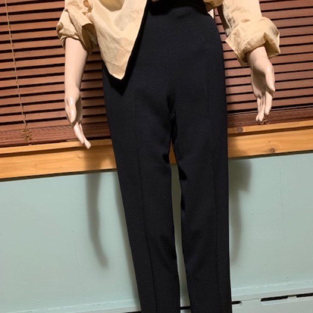 NWOT Black elegant woman pants by Barney’s ,  size 38 ( 4-6)